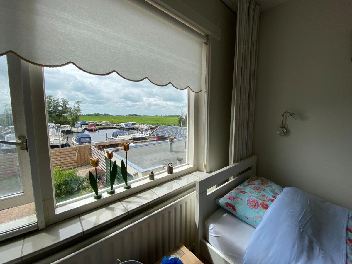 Huis Bij Het Water Met Sloepje Jutrijp Exteriér fotografie